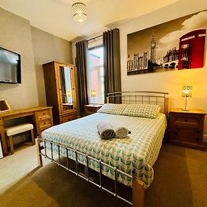 Deluxe Double Room Shower